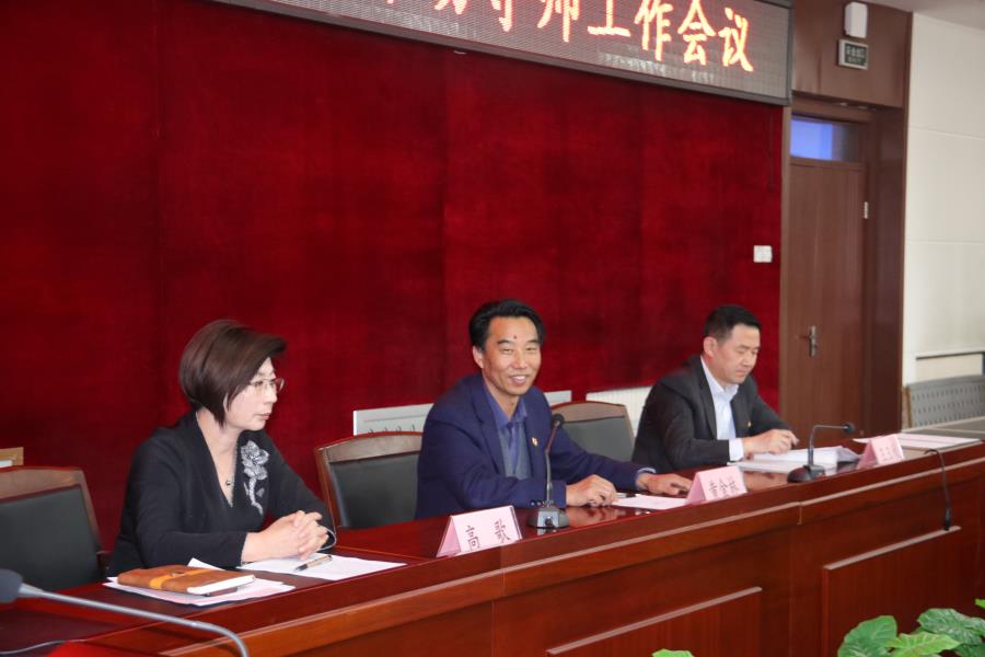 纪委书记王玉秋宣读了受聘导师名单,并为受聘的导师颁发聘书.